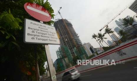  Rambu lalu lintas imbauan tentang peraturan ganjil genap di jalan Rasuna Said, Jakarta Selatan, Ahad (14/10).