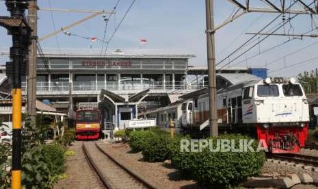 Kereta KRL melintas di Stasiun Cakung yang telah di lakukan modernisasi, Jakarta, Selasa (9/10).