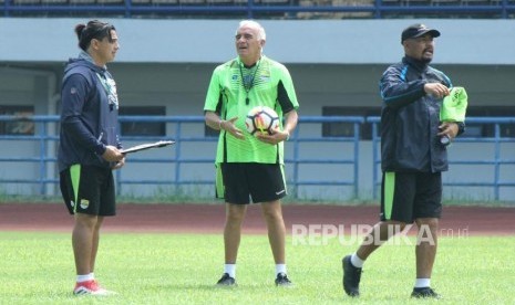 Roberto Carlos Mario Gomez berdiskusi dengan asisten pelatih saat latihan di Stadion Gelora Bandung Lautan Api (GBLA), Kota Bandung, Senin (12/3).