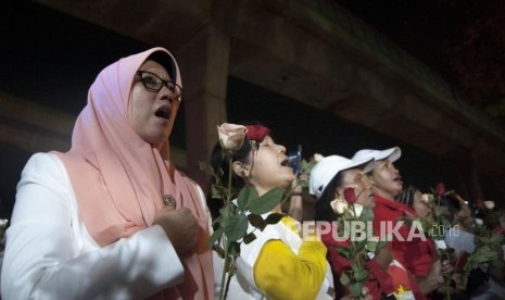 Sejumlah Masyarakat dari berbagai suku dan agama dalam acara doa bersama di halaman depan mabes polri, Jakarta, Kamis (10/5) malam. Acara ini bertujuan untuk memanjatkan doa untuk para korban meninggal dalam kasus kerusuhan di Mako Brimob dan juga sebagai bentuk dukungan terhadap kepolisian dalam memberantas terorisme di Indonesia.