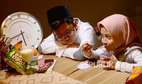 Anak belajar berpuasa (ilustrasi). Meski siap secara fisik, ada beberapa faktor yang perlu dipertimbangkan sebelum mengajarkan anak berpuasa, misalnya kematangan mental, emosi, dan spiritual anak.