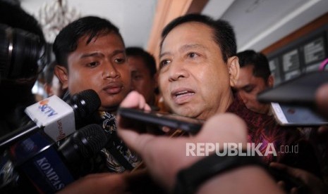 Terdakwa tindak pidana korupsi  KTP Elektronik, Setya Novanto  memberikan keterangan  kepada media  saat jeda  dalam sidang lanjutan dokter Bimanesh Sutarjo di Pengadilan Tindak Pidana Korupsi, Jakarta, Kamis (19/4).