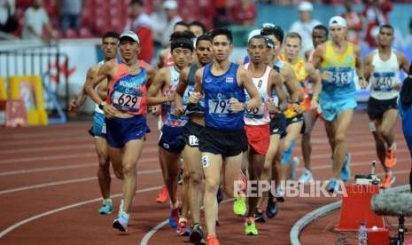 Sejumlah atlet lari saat memulai start satu putaran pada cabang olahraga atletik nomor maraton putra di Stadion Utama Gelora Bung Karno (SUGBK), Jakarta, Sabtu (25/8).