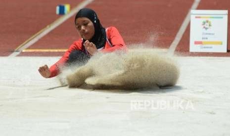 Atlet Lompat Jauh Indonesia Karisma Evi Tiarani saat melakukan lompatan pada babak final para atletik nomor lompat jauh putri T42/43/44 dan T61/62/63/64 Asian Para Games 2018 di Stadion Utama Gelora Bung Karno, Jakarta, Selasa (9/10).