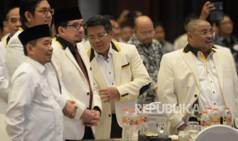 Presiden Partai Keadilan Sejahtera (PKS) Sohibul Iman berbincang dengan Ketua Majlis Syuro PKS Salim Segaf Al-Jufri pada acara Konsolidasi Pasangan Calon Kepala Daerah PKS se-Indonesia di Jakarta, Kamis (4/1).