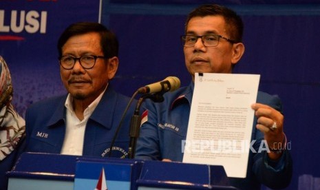 Partai Demokrat. Sekjen Partai Demokrat Hinca Pandjaitan menunjukan surat arahan Ketua Umum Partai Demokrat Susilo Bambang Yudhoyono (SBY) dari Singapura di Kantor DPP Partai Demokrat, Jakarta, Kamis (28/2).