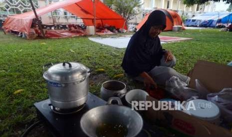 Sejumlah pengungsi korban bencana alam gempa bumi dan tsunami bersiap untuk masak di Posko Pengungsian Rumah Dinas Gubernur, Palu.