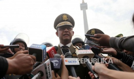 Gubernur DKI Jakarta Anies Baswedan memberikan keterangan kepada media seusai menghadiri Apel besar dalam rangka memperingati HUT Satpol PP ke-68 di Lapangan Monas, Jakarta, Kamis (26/4).