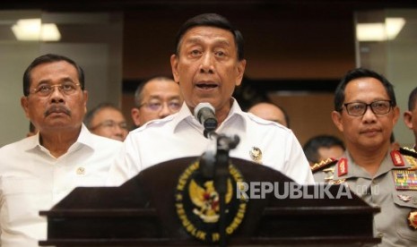 Menteri Koordinator Bidang Politik, Hukum dan Keamanan (Menko Polhukam) Wiranto (tengah) 