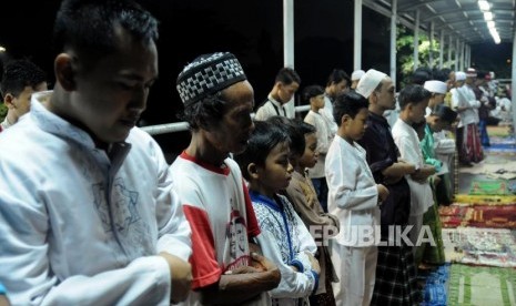 Sejumlah jamaah Musholla Miftahul Jannah melaksanakan Shalat Tarawih hingga ke Jembatan Penyeberangan Orang (JPO) di Jenderal Basuki Rachmat, Jakarta, Rabu (16/5).