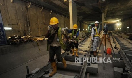 Pekerja MRT Jakarta sedang melakukan aktivitas pekerjaan  saat peninjauan Dirjen  Binwasnaker  dan K3 Sugeng Priyanto  ke proyek MRT di kawasan Bundaran HI, Jakarta, Jumat (22/12).