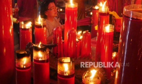 Umat yang merayakan hari raya Imlek nampak melakukan ibadah di Vihara Dharma Jaya Toasebio, di bilangan petak 9, Jakarta, Selasa (5/2).