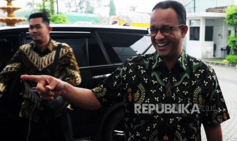 Gubernur DKI Jakarta Anies Baswedan (kanan) saat tiba untuk melakukan pertemuan tertutup dengan Presiden PKS Sohibul Iman di Kantor DPP PKS, Jakarta, Sabtu (14/7).