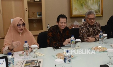 Presiden Direktur&CEO; Axa Mandiri Handojo G. Kusuma (tengah). Axa Mandiri memberikan donasi senilai Rp 1,37 miliar yang nantinya akan disalurkan dalam bentuk paket sembako, alat pelindung diri (APD) hingga uang tunai digital. 