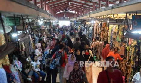 Berburu baju lebaran. Pengunjung memadati los pakaian di Pasar Beringharjo, Yogyakarta, Ahad (26/5/2019).