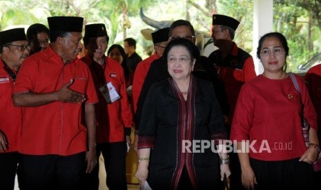 Sekolah Calon Kepala Daerah PDIP. Kepala Sekolah Partai Calon Kepala Daerah PDI Perjuangan Komarudin Watubun bersama Ketua Umum PDI Perjuangan Megawati Soekarno Putri (dari kiri) saat menghadiri pembukaan sekolah partai calon kepala daerah PDI Perjuangan di Wisma Kinasih, Tapos, Depok, Jawa Barat, Selasa (12/12).