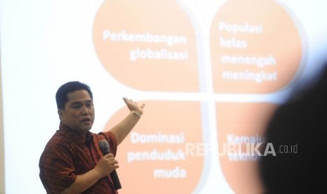 Ketua INASGOC Erick Thohir memberikan materi kepada ratusan peserta sekolah kader partai nasional demokrat di Akademi Bela Negara, Jakarta, Ahad (25/2).