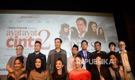 Penulis Habibburachman El Shirazy (tengah0, Produser Film Manoj Punjabi (ketiga kiri), dan pemeran berfoto usai peluncuran Film Ayat-Ayat Cinta 2 di Jakarta, Rabu (6/12).