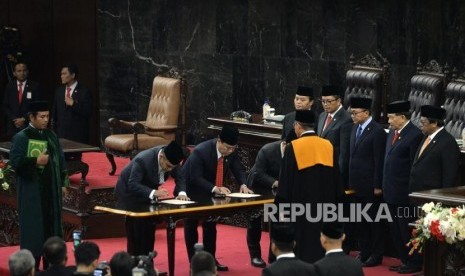 Pelantikan Wakil Ketua MPR. Ahmad Muzani, Ahmad Basarah, dan Muhaimin Iskandar (dari kedua kiri) menandatangani berita cara pelantikan Wakil Ketua MPR saat Rapat Paripurna MPR di komplek parlemen senayan, Jakarta, Senin (26/3).