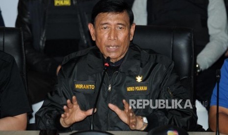 Menteri Kordinator Bidang Politik, Hukum dan Keamanan Wiranto memberikan penjelasan pada konferensi pers terkait insiden kericuhan di Mako Brimob, Kelapa Dua, Depok, Jawa Barat, Kamis (10/5).