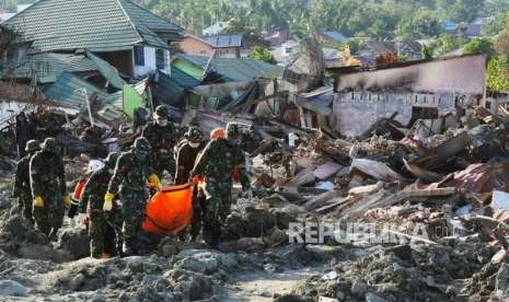 Evacuation of victims in Balaroa housing complex, Palu, Central Sulawesi, Sunday (Oct 7).