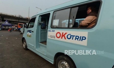 Warga menaiki angkutan umum OK Otrip di Terminal Kampung Melayu, Jakarta, Rabu (17/10).