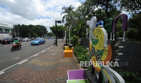 Pernak-pernik Asian Games Indonesia terpasang di Taman Menteng, Jakarta, Jumat (16/2).