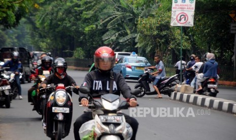 Motor Lawan Arus. Sejumlah pengendara sepeda motor melawan arus di Jalan Raya Lenteng Agung Timur, Srengseng Sawah, Jagakarsa, Jakarta Selatan, Kamis (2/11).