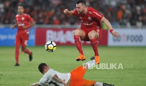 Penyerang Persija Jakarta Marko Simic berusaha melewati hadangan pemain Borneo FC dalam pertandingan Liga 1 di Stadion Gelora Bung Karno, Senayan, Jakarta, Sabtu (14/4).