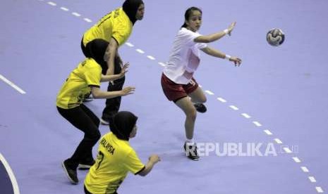 Pemain bola tangan Indonesia Lia Apriliani (9)  menerima bola dari rekannya saat dijaga oleh pemain Malaysia Nurfarahiyah Yusri (11), Nur Alia Saimi (3), Farah Atifah Ahmad Yusop (7), di babak penyisihan group B bola tangan wanita Asian Games 2018, di GOR POPKI, Cibubur, Jakarta, Selasa (14/8).