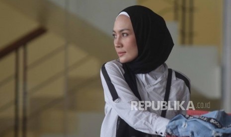 Model asal Manado, Fenny Steffy Burase  tiba di  Komisi Pemberantasan Korupsi ( KPK) untuk menjalani pemeriksaan di Gedung KPK, Jakarta, Rabu (1/8).