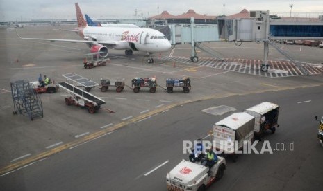 Petugas masukan barang milik penumpang ke bagasi pesawat di Bandara Internasional Soekarno,-Hatta, Tanggerang,Banten. ilustrasi