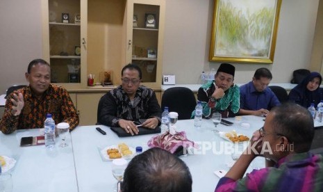 Ketua Komisininer Pengawas Haji Indonesia (KPIH) Samidin Nashir (kiri) bersama anggota Komisioner KPIH berdialog dengan Pemimpn Redaksi Republika Irfan Junaedi (kanan) bersama jajaran redaksi saat menerima kunjungan KPIH di kantor Republika Jakarta, Selasa (16/4).