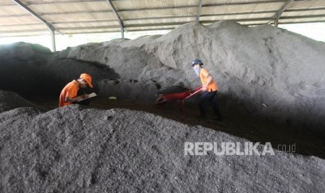 Pekerja mengangkut kompos yang sudah difasilitas mesin pengomposan di Tempat Pengelolaan Sampah Terpadu (TPST) Bantargebang, Bekasi, Jawa Barat, Rabu (21/3).