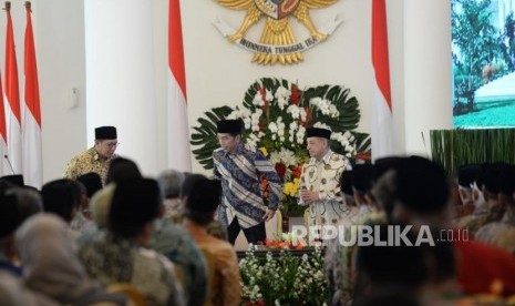 Pembukaan Mukatamar Al Irsyad. Presiden Joko Widodo (tengah) bersama Menag Lukman Hakim Saifuddin (kiri) dan Ketua Umum PP Al Irsyad Al Islamiyah KH Abdullah Djaidi saat silaturahim dengan jajaran pimpinan Al Irsyad Al Islamiyah di Istana Bogor, Jawa Barat, Kamis (16/11).