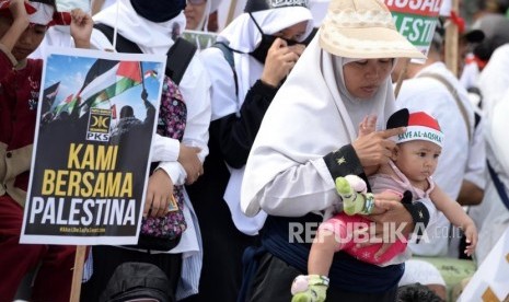 Aksi Damai Bela Palestina. Massa dari PKS se-Jabodetabek menggelar aksi bela Palestina di depan Kedubes AS, Jakarta, Ahad (10/12).