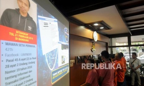 A number of suspects were shown during the press release of perpetrators who spread fake news and hatred at National Police Cyber Crime Unit, Jakarta, on Wednesday (Feb 28). 