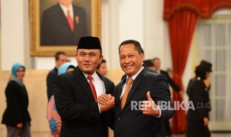 Pelantikan Kepala BNN. Kepala Badan Narkotika Nasional (BNN) Heru Winarko (kiri) menerima ucapan selamat dari Budi Waseso usai mengikuti pengambilan sumpah jabatan oleh Presiden Joko Widodo di Istana Negara, Jakarta, Kamis (1/3).