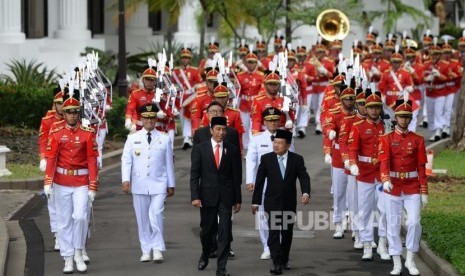 Pelantikan Gubernur DKI Jakarta. Pesiden Joko Widodo (depan kiri) bersama Wapres Jusuf Kalla, Gubernur DKI Jakarta Anies Baswedan, Mendagri Tjahjo Kumolo, dan Wagub DKI Jakarta Sandiaga Uno (dari belakang kiri) mengikuti kirab sebelum Upacara pelantikan Gubernur DKI Jakarta di Istana Negara, Jakarta, Senin  (16/10).  