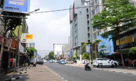 Sejumlah kendaraan melintas di ruas jalan Agus Salim, Sabang, Jakarta, Rabu (22/5).