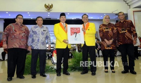 Ketua Dewan Pembina Partai Berkarya Tommy Soeharto menunjukan nomor urut tujuh saat acara Pengundian Nomor Urut Peserta Pemilu 2019 di Kantor KPU, Jakarta, Ahad (18/2).