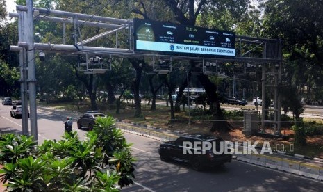 Penambahan Kamera Tilang Elektronik.Kendaraan melintasi Kamera pengawas atau Closed Circuit Television (CCTV) terpasang di kawasan Jalan Medan Merdeka Barat, Jakarta Pusat, Senin (1/7).