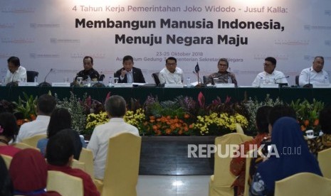 (dari kiri) Menteri Agraria dan Tata Ruang Sofyan Djalil, Menteri Perhubungan Budi Karya Sumadi, Menteri ESDM Ignasius Jonan, Kepala Staf Presiden Moeldoko, Staf Khusus Presiden bidang Komunikasi selaku Moderator Johan Budi, Menteri Dalam Negeri Tjahjo Kumolo dan Menteri Desa, Pembangunan Daerah Tertinggal dan Transmigrasi Eko Putro Sandjojo menjadi narasumber pada acara Diskusi Media FMB9 di gedung Kementerian Sekretariat Negara, Jakarta, Rabu (24/10/2018).