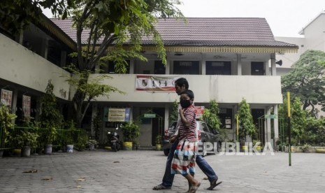 Sekolah swasta kerap diperlakukan tidak setara dan harus menuruti aturan-aturan yang ditetapkan.