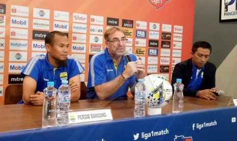 Pelatih Persib Bandung Robert Alberts dalam jumpa pers jelang laga di Graha Persib, Selasa (17/9).