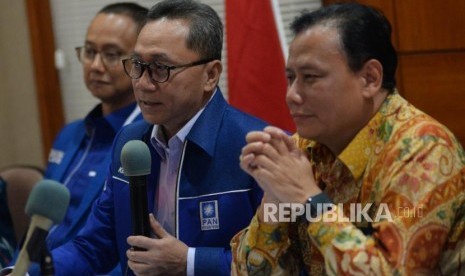 Ketua Umum Partai Amanat Nasional (PAN) Zulkifli Hasan memberikan keterangan didampingi Ketua Bawaslu RI Abhan dan Sekretaris Jenderal PAN Eddy Soeparno di Kantor DPP PAN, di Jakarta, Kamis (5/7).