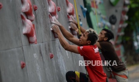 Simulasi Uji Tanding Panjat Tebing. Atlet Timnas Panjat Tebing Aspar Jaelolo (kiri) menjalani uji tanding bersama atlet Yogyakarta di Area Panjat Dinding Stadion Mandala Krida, Yogyakarta, Senin (3/6/2019).