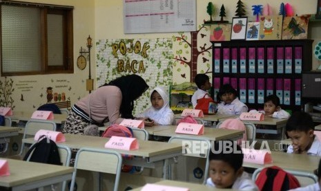 Hari Pertama Sekolah. Wali murid mengantar anaknya di hari pertama sekolah di SDN 1 Ungaran, Yogyakarta , Senin (15/7/2019).