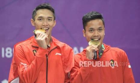 Pebulu tangkis tunggal putra Indonesia Jonatan Christie dan Anthony Sinisuka Ginting (kanan) berpose bersama usai penyerahan medali di final cabang bulu tangkis nomor tunggal putra Asian Games 2018 di Istora Senayan, Jakarta, Selasa (28/8/2022). Ginting dan Jojo akan menjadi andalan Indonesia di Kejuaraan Dunia 2022.