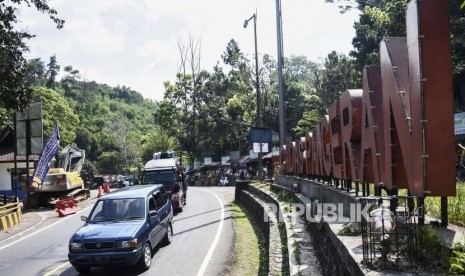 Sejumlah kendaraan pemudik melintas di ruas Jalan Cadas Pangeran, Kabupaten Sumedang, Sabtu (1/6).